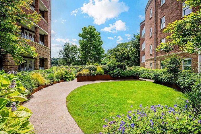 2 Bedroom Flat For Sale In Oxted, RH8