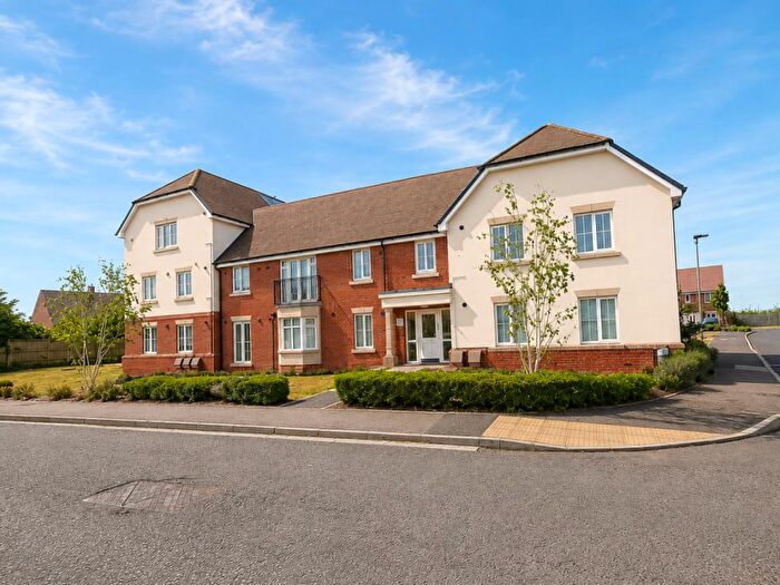 2 Bedroom Flat For Sale In Petunia Grove, Wick, Littlehampton, BN17