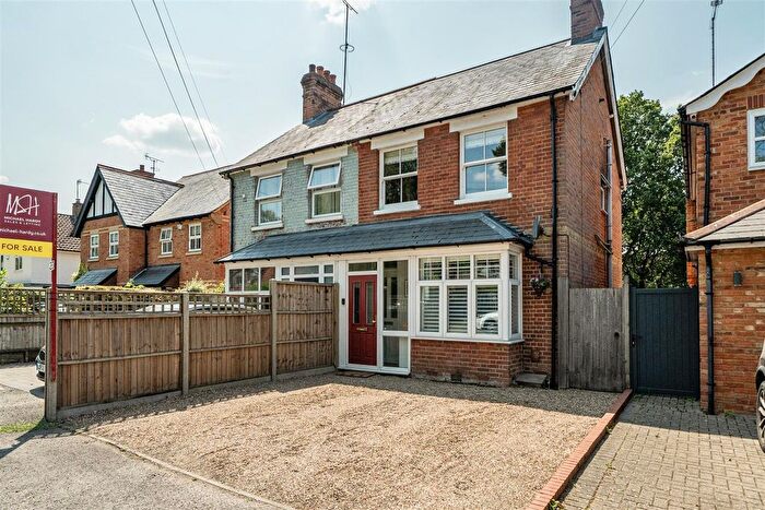 3 Bedroom Semi-Detached House For Sale In New Wokingham Road Crowthorne, Berkshire, RG45