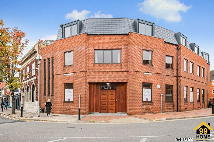 2 Bedroom Flat For Sale In Broad Street, Wokingham, Berkshire, RG40