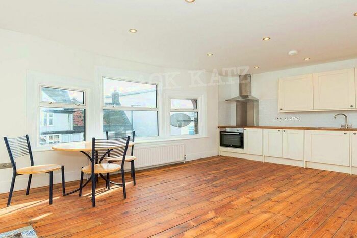 3 Bedroom Flat To Rent In Ballards Lane, N12