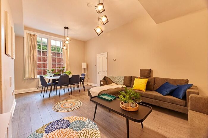 4 Bedroom Semi-Detached House To Rent In Hampstead, London, NW11