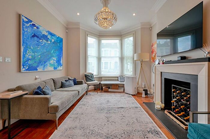 3 Bedroom Flat To Rent In Ethelden Road, Shepherd's Bush, London, W12