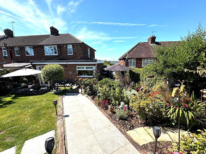 3 Bedroom End Of Terrace House For Sale In Hart Lane, Round Green, Luton, Bedfordshire, LU2