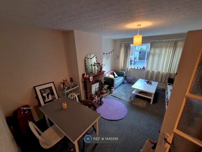 2 Bedroom Flat To Rent In Cedar Court, Guildford, GU2