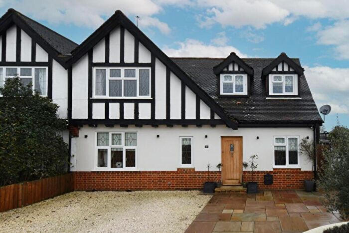 3 Bedroom Semi Detached House For Sale In Leasway, Upminster, Essex, RM14