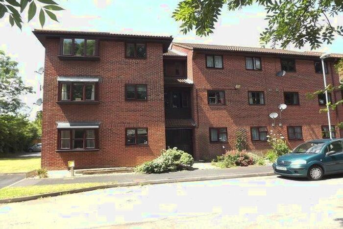 2 Bedroom Flat To Rent In Honeywood Close, Portsmouth, PO3