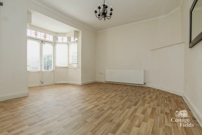 2 Bedroom Detached Bungalow To Rent In The Brackens, Enfield, - Two Bedroom Bungalow, EN2