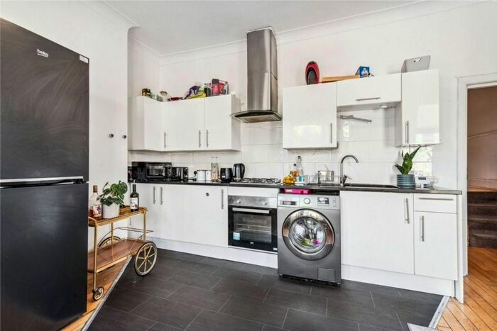 3 Bedroom Flat To Rent In Wightman Road, London, N8