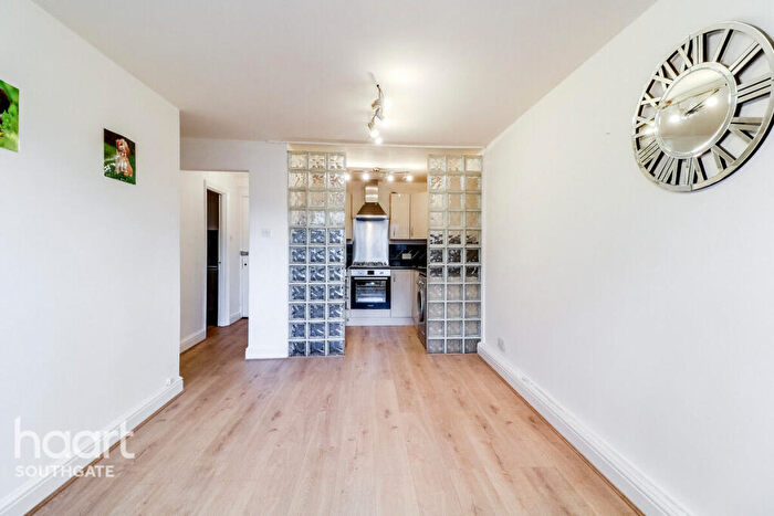 1 Bedroom Apartment For Sale In Maidstone Road, London, N11