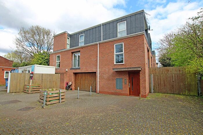 1 Bedroom Flat To Rent In Inwood Avenue, Hounslow, TW3