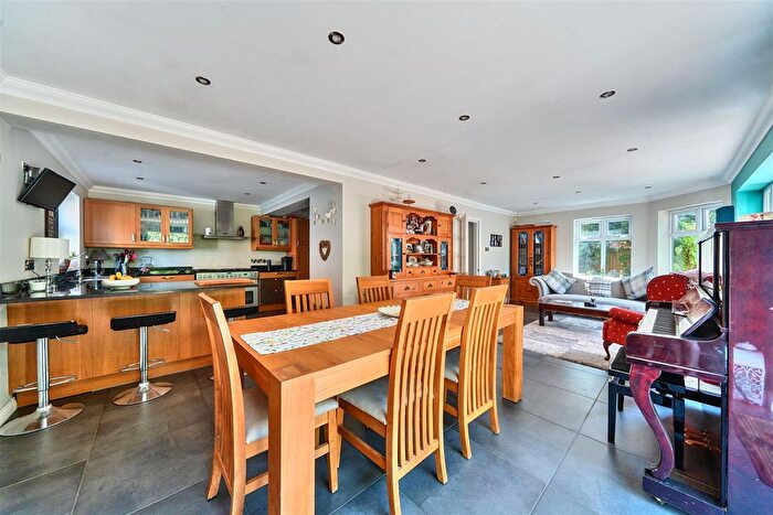 5 Bedroom Detached House For Sale In Kings Lane, Wrecclesham, Farnham, GU10