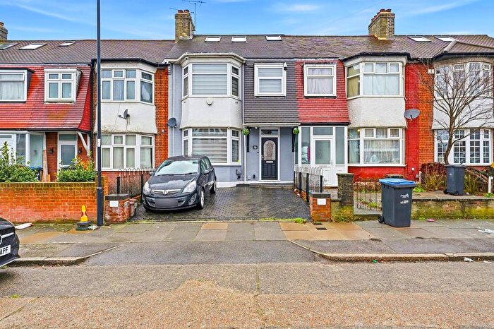 4 Bedroom Terraced House For Sale In Kendal Avenue, London, N18