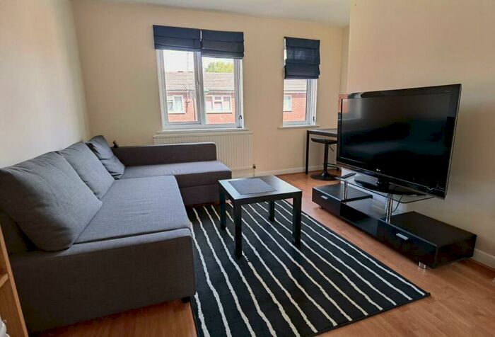 2 Bedroom Flat To Rent In £ Pcm Cloister Street, Nottingham, NG7