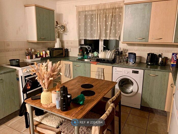 2 Bedroom Flat To Rent In Godfrey Walk, Ashford, TN23