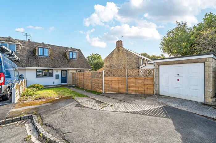 3 Bedroom Bungalow For Sale In Busby's Close, Clanfield, Oxfordshire, OX18