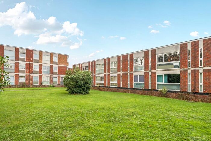 2 Bedroom Flat For Sale In Brantwood Gardens, West Byfleet, Surrey, KT14