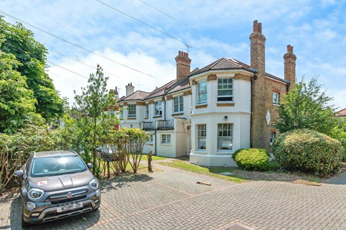 2 Bedroom Flat For Sale In Parkgate, Westcliff-on-Sea, Essex, SS0