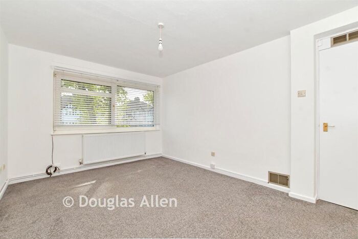 1 Bedroom Flat For Sale In Upminster Road, Hornchurch, Essex, RM11