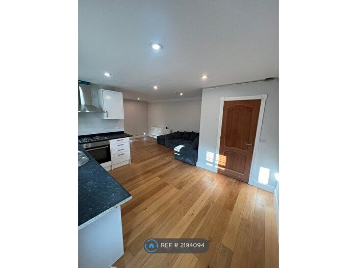 1 Bedroom Flat To Rent In Robin Hood Lane, Chatham, ME5