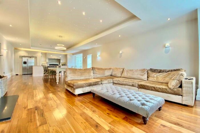 3 Bedroom Flat To Rent In Westminster Bridge Road, London, SE1