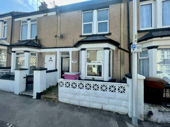 3 Bedroom Terraced House To Rent In Garfield Road, Gillingham, Kent, ME7