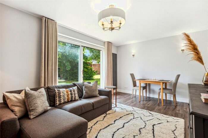 2 Bedroom Flat To Rent In Upper Richmond Road, London, SW15