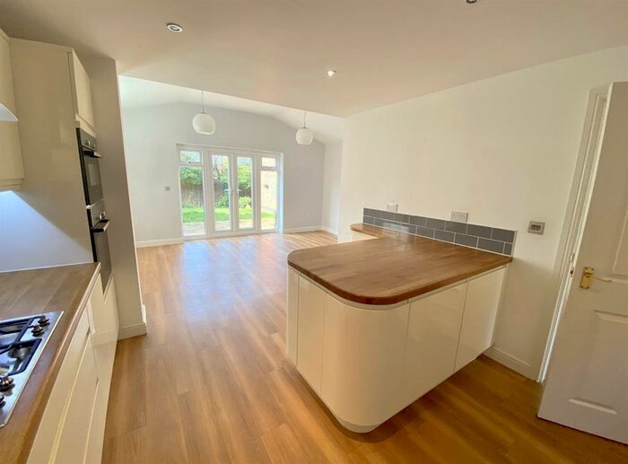 4 Bedroom Town House To Rent In Cardinal Close, Birmingham, B17