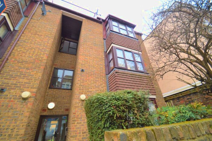 2 Bedroom Flat To Rent In Frances Street, London, SE18