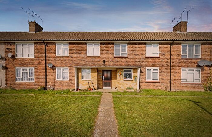 2 Bedroom Maisonette For Sale In Millbrook Road, Bushey, WD23