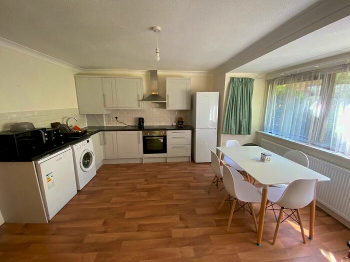 3 Bedroom Flat To Rent In Monmouth Square, Winchester, SO22