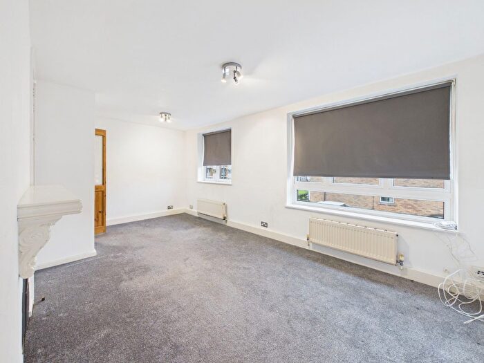 1 Bedroom Flat For Sale In Crown Lane, Bromley, Kent, BR2