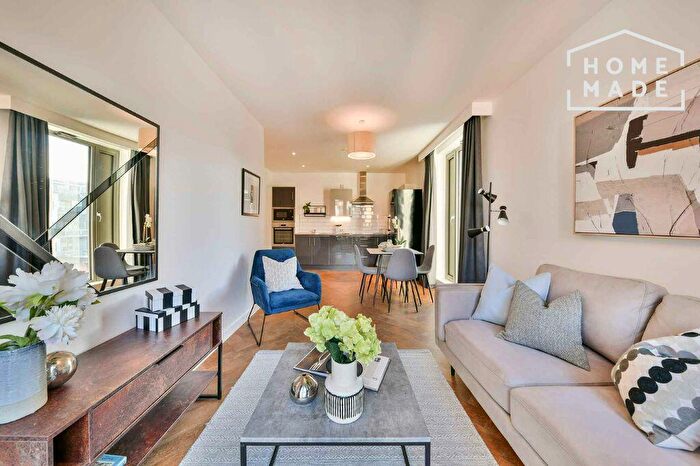 3 Bedroom Flat To Rent In Broadside, M4