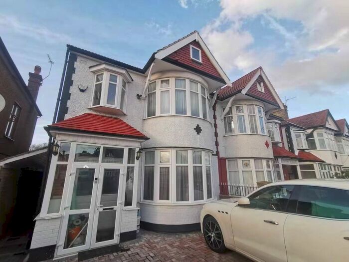 6 Bedroom Semi-Detached House To Rent In Ridge Avenue, London, N21