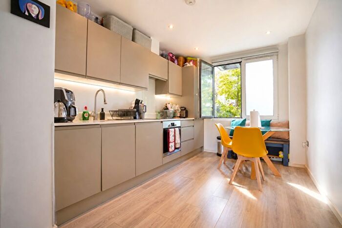 2 Bedroom Flat For Sale In Roxborough Avenue, Harrow, HA1