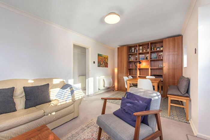 2 Bedroom Flat To Rent In Seafield Road, Arnos Grove, London, N11