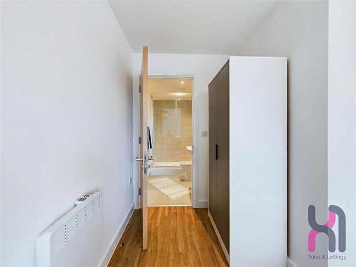 2 Bedroom Flat To Rent In Pomona Strand, Manchester, M16