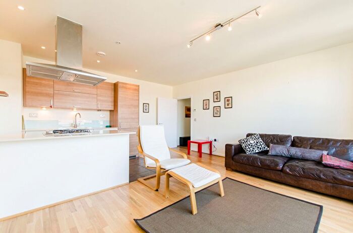 2 Bedroom Flat To Rent In Park View Court, Bow, London, E3