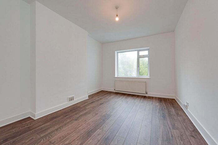 3 Bedroom Apartment For Sale In Sunningfields Road, Hendon, NW4