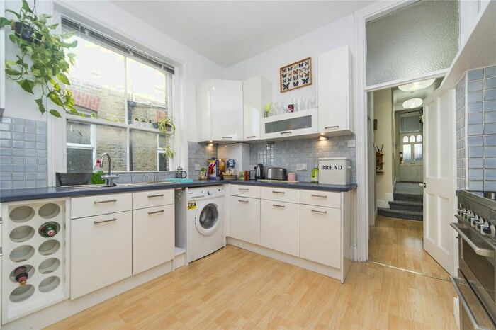 2 Bedroom Flat To Rent In Richmond Parade, Richmond Road, TW1