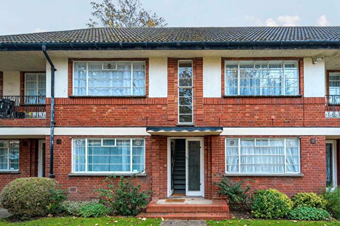 2 Bedroom Maisonette To Rent In Glenhill Close, Finchley, N3