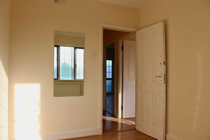 3 Bedroom Flat To Rent In Parklands Parade, Bath Road, Hounslow, TW5