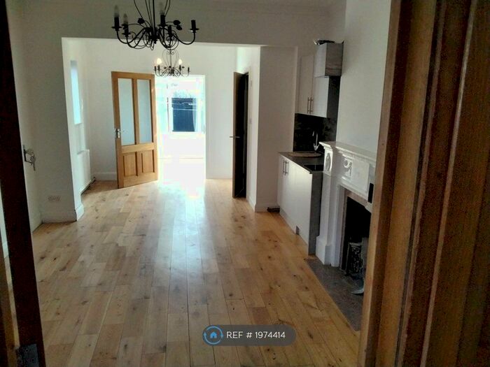 1 Bedroom Flat To Rent In Parkside, Westcliff-On-Sea, SS0