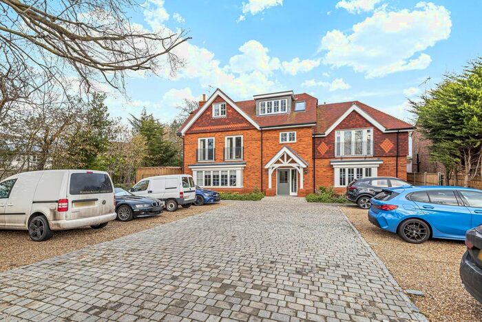 2 Bedroom Flat To Rent In Sayes Court, Farm Drive, Addlestone, KT15