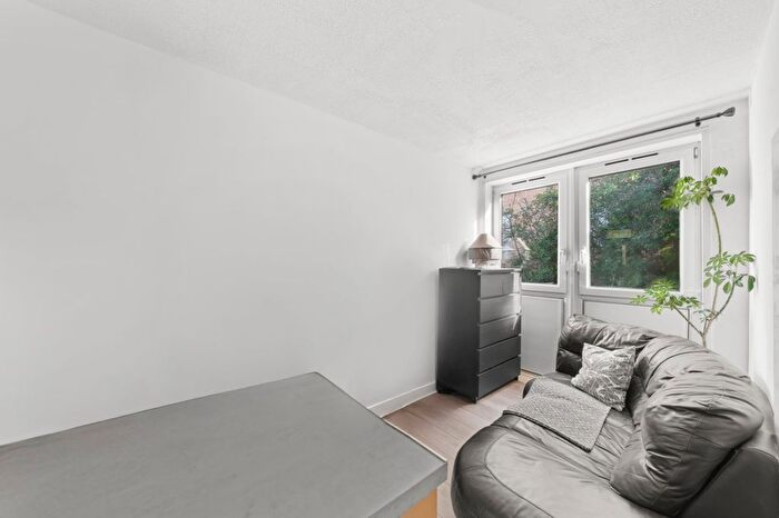 1 Bedroom Flat To Rent In Hodister Close, Camberwell, SE5