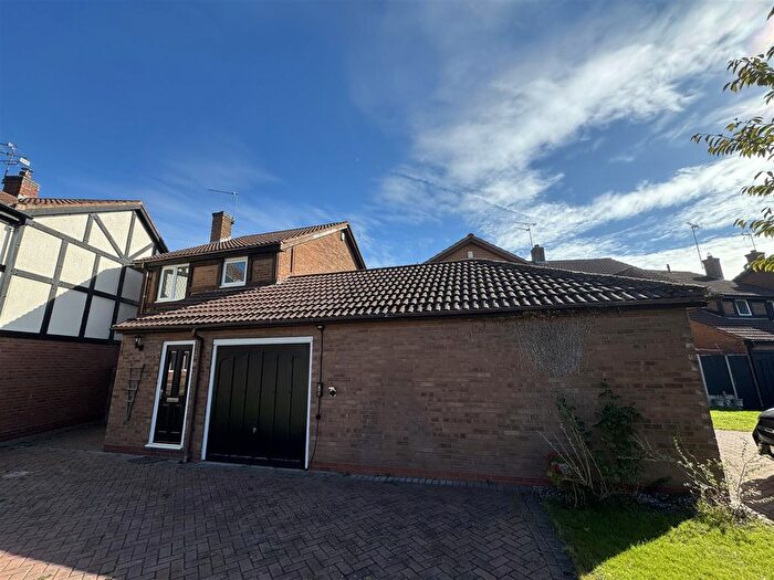 3 Bedroom Detached House To Rent In Cleeves Avenue, Warwick, CV34