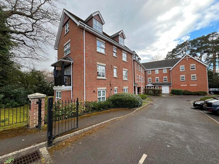 2 Bedroom Flat To Rent In Three Bridges, RH10