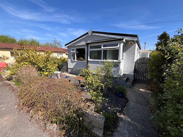 3 Bedroom Mobile/park Home For Sale In Willow Close, Lindow Court Park, WA16