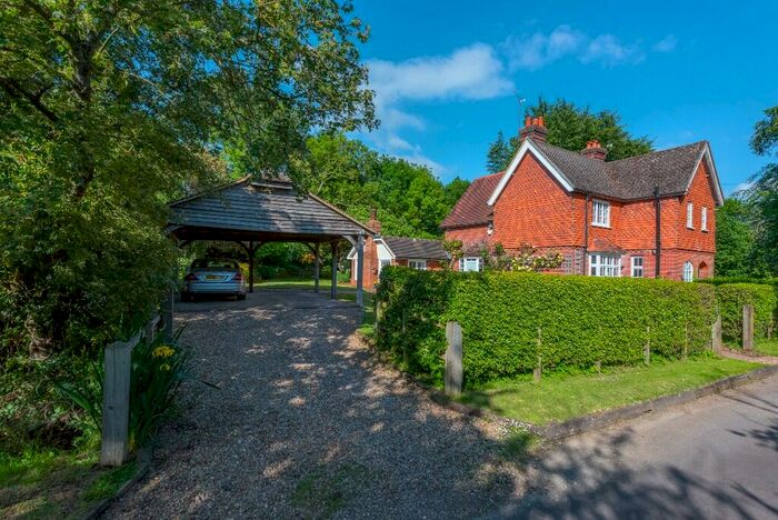 3 Bedroom Semi-Detached House For Sale In Wildmoor Lane, RG27