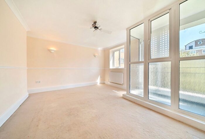 3 Bedroom Flat For Sale In Innes Gardens, London, SW15